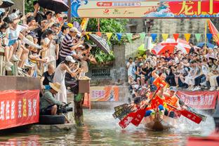 不妥！吉林主场球迷在看台扔矿泉水瓶怒砸裁判 拉拉队员一起遭殃